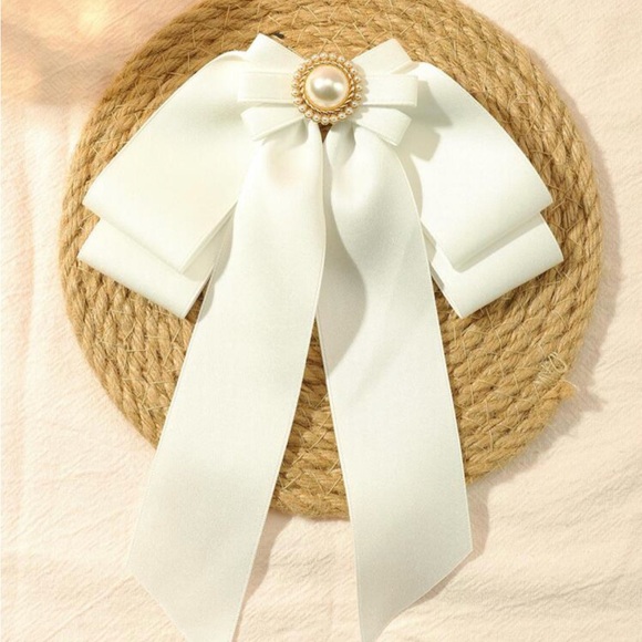 NWOT Elegant Cream Bow with Pearl Accent - Picture 1 of 1